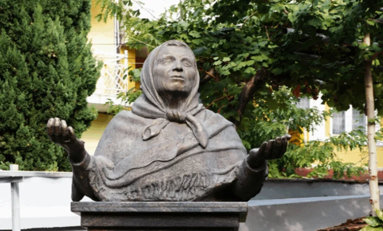 تنبؤات العرافة البلغارية الشهيرة فانغا لعام 2025.. هذا ما ينتظرنا العام المقبل