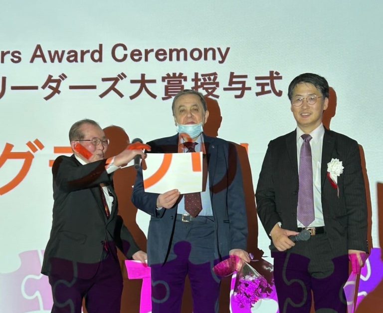 د. عماد عجمي بين القادة المكرمين في اليابان