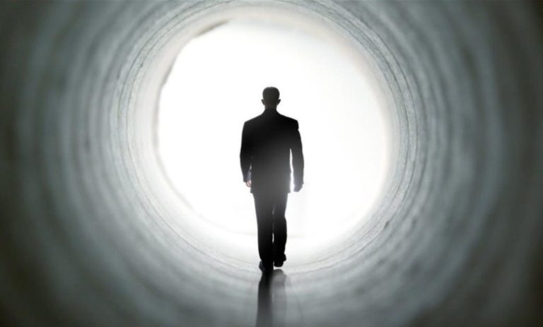 ماذا رأى المحتضرون العائدون من الموت علماء يكشفون اللغز