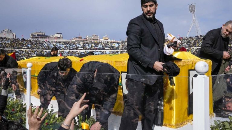 «أبو علي» حامي النعش أيضا.. فيديو يكشف ردة فعله عند مرور الطائرات الإسرائيلية