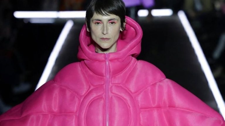 بالصور بيير كاردان تكشف النقاب عن مجموعتها لخريف وشتاء 2025/2026 في أسبوع الموضة في باريس