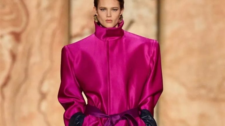 دار سان لوران تختتم أسبوع الموضة في باريس بتصاميم بسيطة وألوان جريئة مستوحاة من الثمانينات