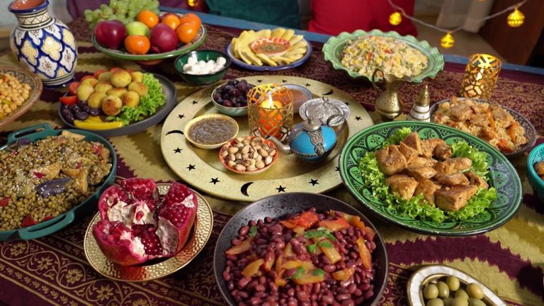 أطعمة يُفَضَّل تجنبها في سحور رمضان