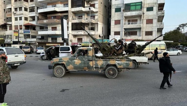 عدد الضحايا في سوريا يرتفع بشكل كبير.. و«الدفاع» توجه تحذيرا صارمًا لمن يقترب من أهل الساحل