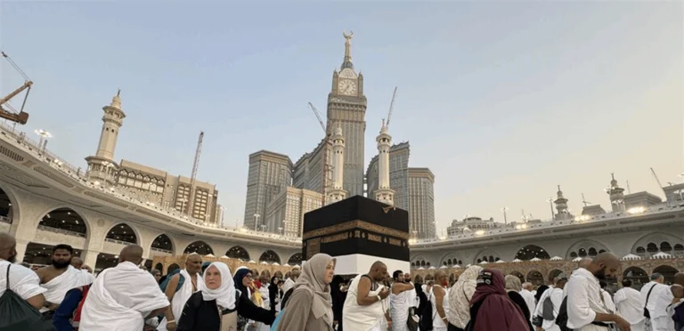 لأول مرة.. خدمة جديدة للنساء في الحرم المكي في السعودية (صور)