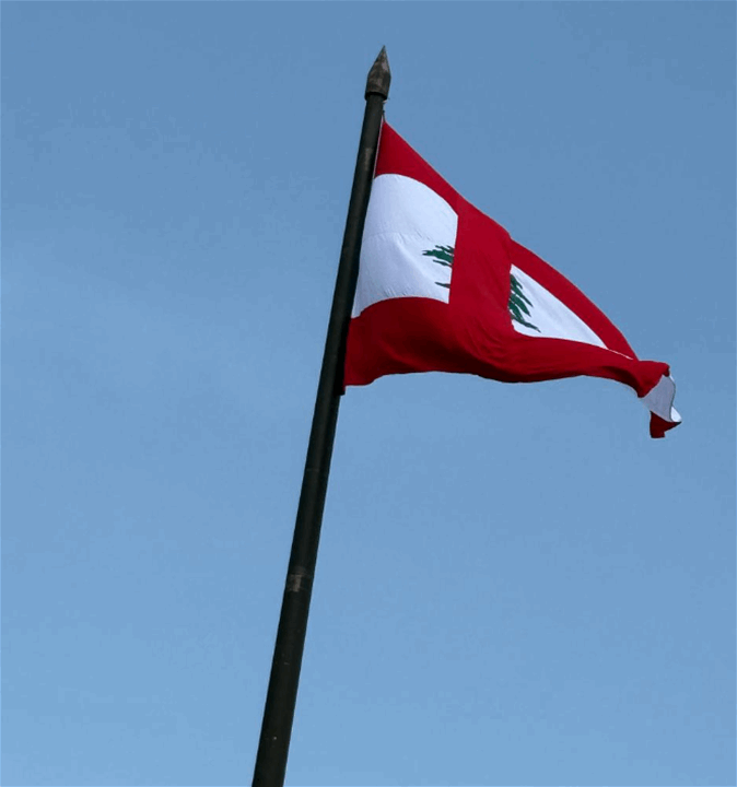 من شطب الأرزة عن علم لبنان؟