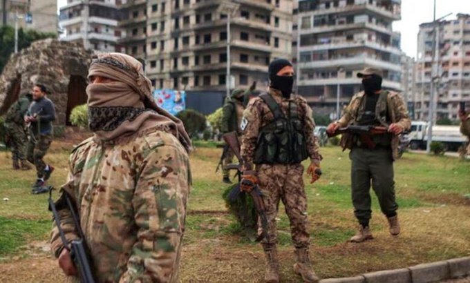 قصف طيران روسي ، ومقتل العشرات في اشتباكات في الساحل السوري