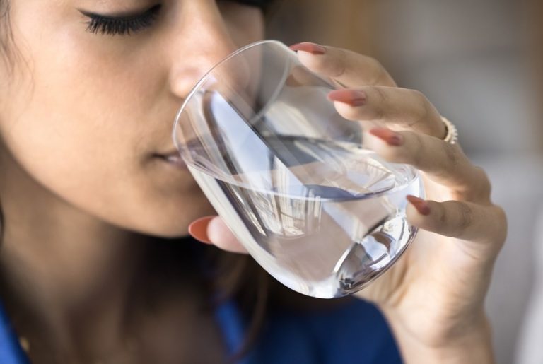 لماذا يجب شرب الماء بعد تناول الحلويات؟