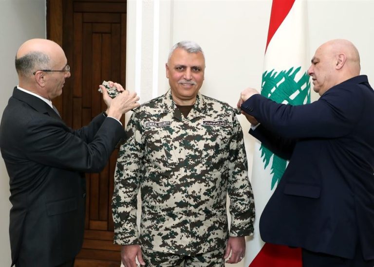 اللواء شقير يشكر محبيه ويتمنى رفع صوره ويعتذر عن عدم تقبل التهاني