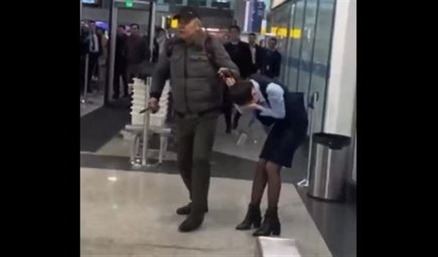 بالفيديو: ملاكم سابق ينقذ رهينة من مجرم في مطار ألماتي