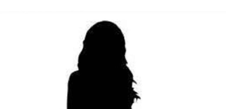 فنانة خليجية تفضح جرائم والدها: “طعن أمي 40 طعنة بالمفك وهي حامل” ورماني من الطابق الأول!