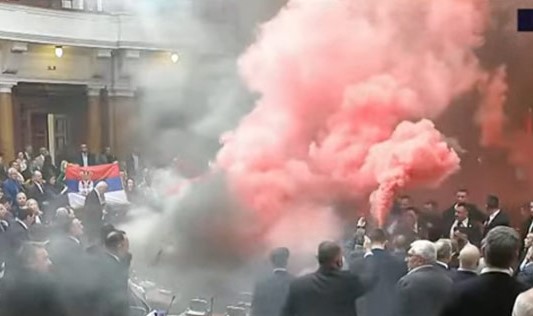 إصابة ثلاثة نواب اثر القاء قنابل دخان وألعاب نارية.. فوضى في البرلمان الصربي