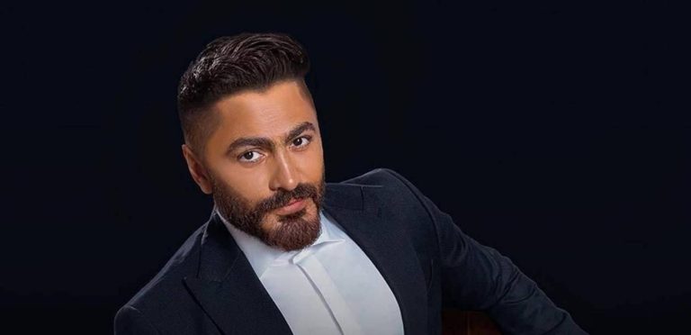 كارثة أدت لإصابة العشرات في حفل تامر حسني.. هذا ما سقط على الجمهور! (صور)