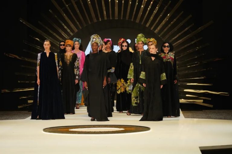 في اليوم الأول من أسبوع الموضة المحتشمة.. أزياء تبرز المفاهيم القديمة أكثر ديناميكية وأناقة