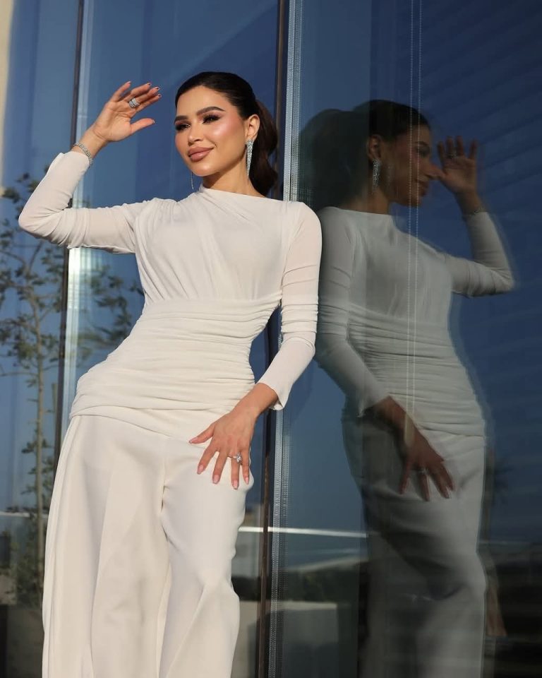 نهى نبيل تتألق بإطلالة ملكية من توقيع “شاتس باي سيدام” في السعودية