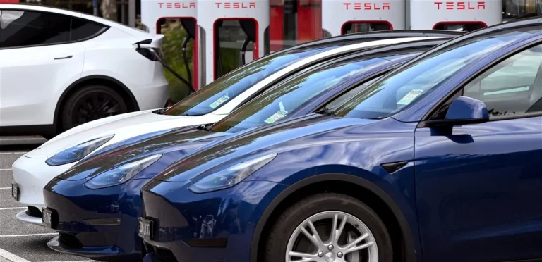 بالفيديو مرة جديدة.. تحطيم زجاج سيارات في الطيونة