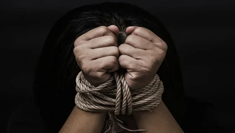 رئيس وزراء سابق “يُختطف” من منزله – فيديو