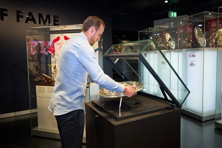 هاري كين يُخلد أولى بطولاته في متحف بايرن ميونخ