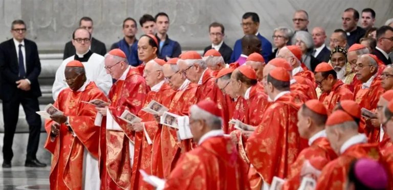 تصاعد الدخان الأسود في الفاتيكان.. انتخاب بابا جديد لم يحُسم بعد