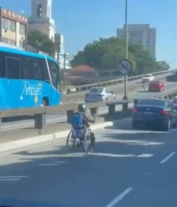 بالفيديو: شخص على كرسي متحرّك يثير الذعر في الشارع
