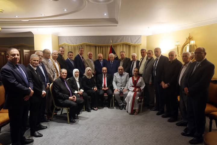 الرئيس عباس يلتقي لجنة إقليم حركة فتح في لبنان