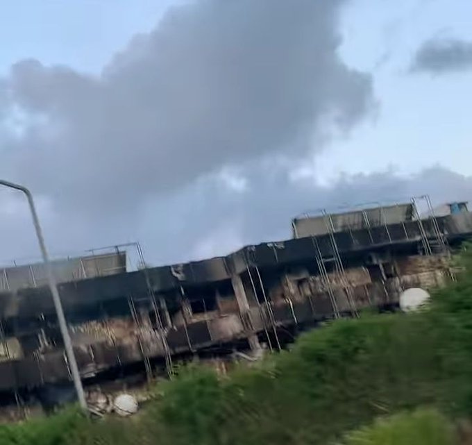 مشهد كارثي… خسائر واضرار مادية هائلة جراء حريق هائل التهم منتجعًا سياحيًا في شمال لبنان!