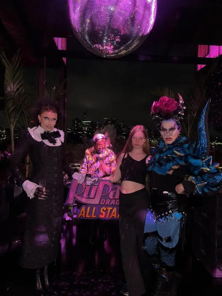 إثارة وأنوثة.. ابنة ماسك المتحولة جنسيًا ترقص “الفوجينغ