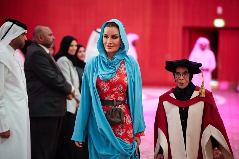 الشيخة موزا تبرع في تنسيق لونَي الأحمر والتوركواز