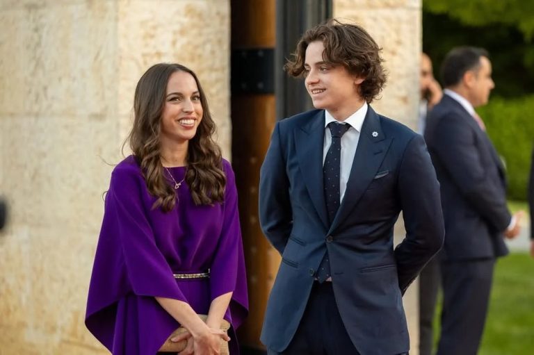 الأميرة سلمى تختار فستاناً محتشماً بقصّة شرقية