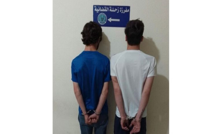 مقابل 200 دولار.. هدّدها بنشر فيديوهات حميمة لها مع خطيبها!