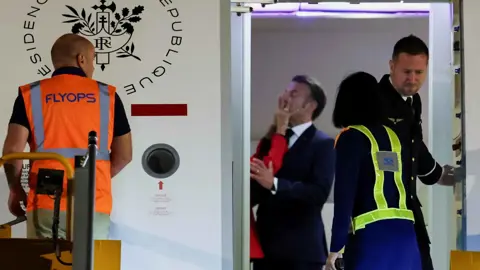 خبيران في لغة الجسد يفنّدان رواية ماكرون حول صفعة زوجته