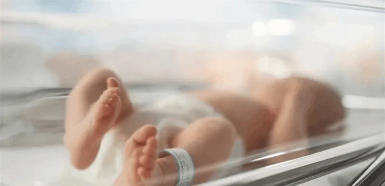 عمرها 4 أشهر… عائلة تعرض طفلتها للبيع