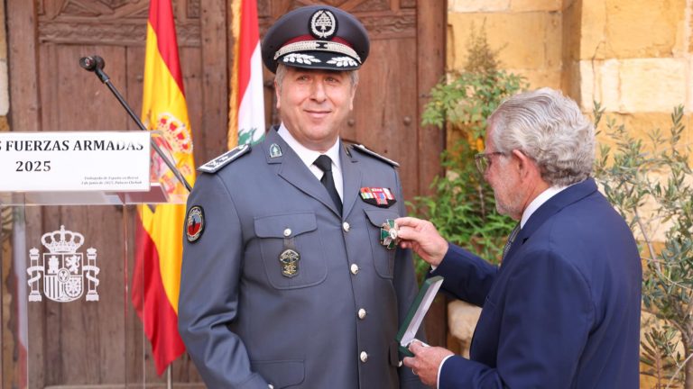 تقليد العميد الإداري موسى كرنيب قائد جهاز امن السفارات في قوى الأمن الداخلي وسام الإستحقاق المدني من رتبة الصليب الفضي من قبل السفير الأسباني في لبنان