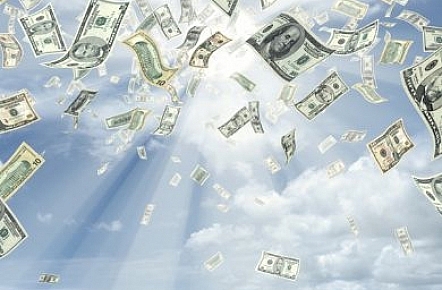 مشهد غير مألوف.. بالفيديو “شتت مصاري”