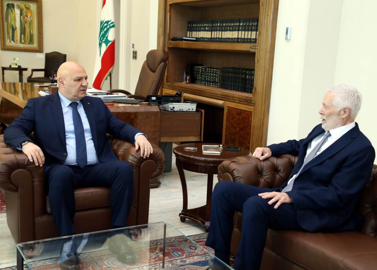 الرئيس عون عرض مع السفير رامز دمشقية الاتصالات مع الجانب الفلسطيني لتنفيذ ما اتفق عليه خلال القمة مع الرئيس عباس