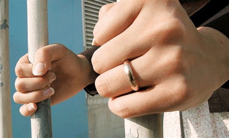 “بلوغر” مهددة بالحبس بسبب طريقة أكلها “المقززة”.. فمن هي