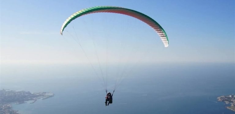 صرخت “ساعدوني”.. سقوط طالبة من طائرة شراعية بعد فكّ حزام الأمان