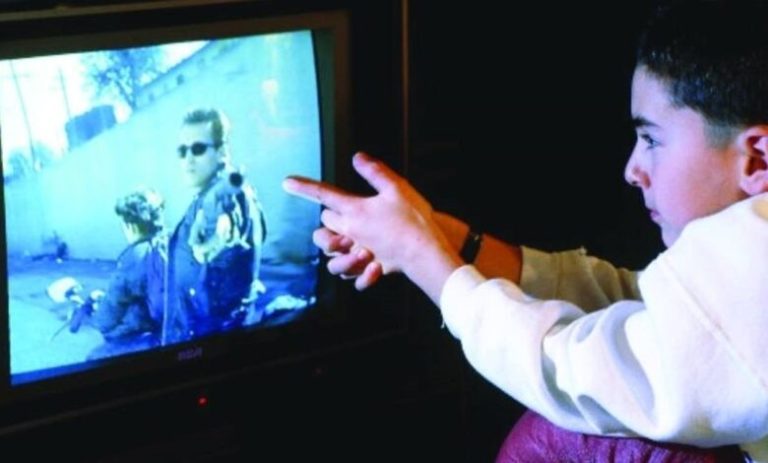 للأهل.. تحذير من مشاهدة الأولاد لـ”برامج عنيفة”