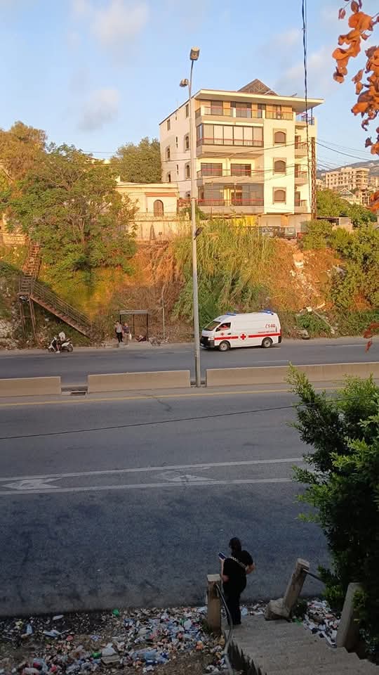 بالصور العثور على شاب مغمى عليه داخل محطة انتظار الركاب في البترون… ونقله إلى المستشفى