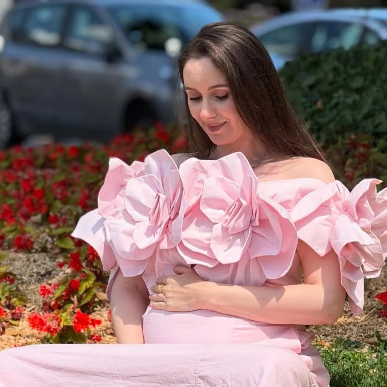 زوجة محمد محمود عبد العزيز تستعرض حملها بمولودها الثاني