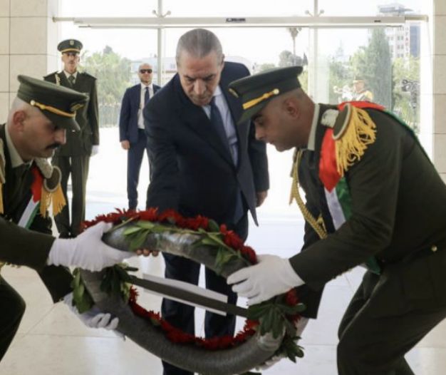 نيابة عن الرئيس عباس: الشيخ يضع إكليلا من الزهور على ضريح الشهيد ياسر عرفات