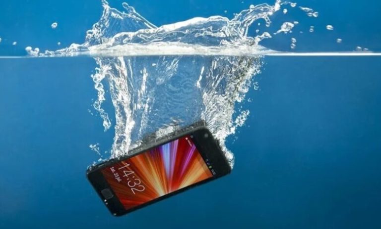 من بينها وضع الهاتف المبلل في الأرز.. خرافات شائعة حول حماية أجهزتك من الماء