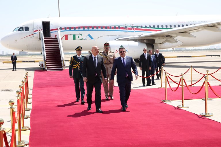 رئيس الجمهورية وصل الى بغداد واستقبله رئيس الحكومة العراقي في المطار: واثق بأن محادثات اليوم ستؤكد على التطابق الكامل في وجهات النظر بين لبنان والعراق