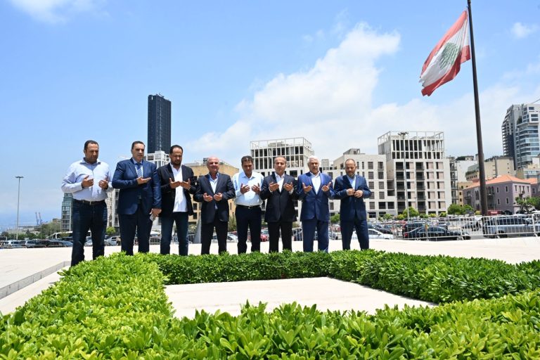 رؤساء بلديات من البقاع الأوسط على ضريح الرئيس الشهيد