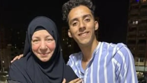 شاب ينشر صورة مع الفنانة عبلة كامل بعد غياب طويل.. ويعلق: عمتي حبيبتي