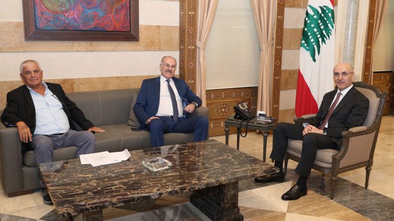 عبد الله بحث مع الحجار موضوع إنشاء مركز للدفاع المدني والأمن العام في برجا