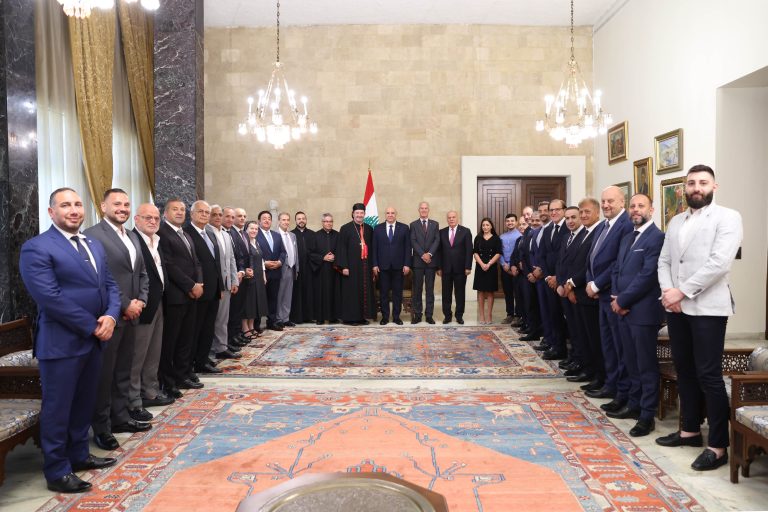 الرئيس عون مستقبلاً المطران أنطوان طربيه مع وفد من الجالية اللبنانية في أستراليا:لا أفرق بين لبناني مقيم وآخر مغترب فلهم نفس الحقوق وعليهم نفس الواجبات