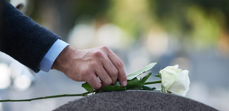 وفاة مطرب شهير تهز الوسط الفني والحزن يخيم على مواقع التواصل