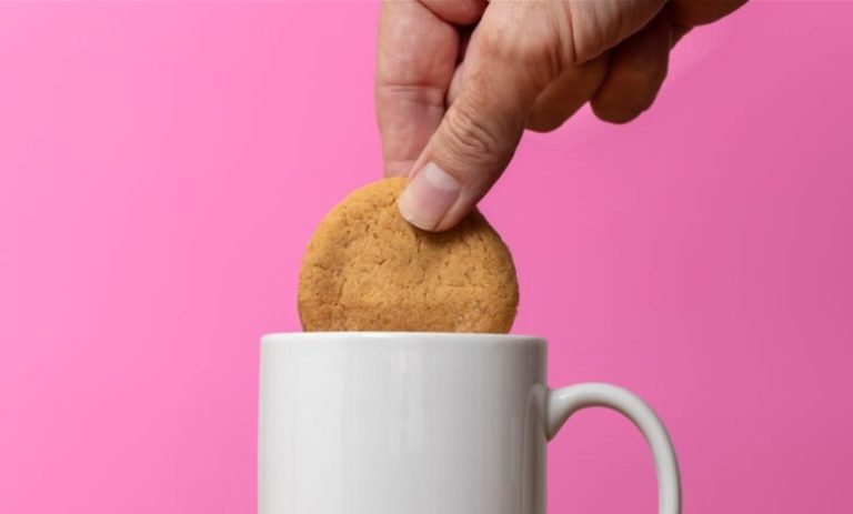 عادة شائعة ولكن خطيرة.. تحذير من غمس البسكويت في الشاي
