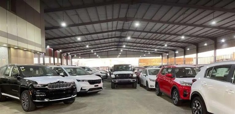 يوهم ضحاياه بامتلاكه شركة ويبيع سياراتهم… والأمن يعمم صورته